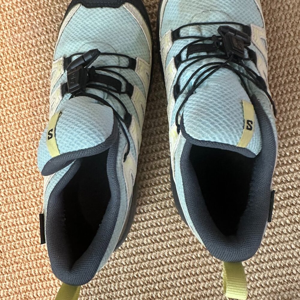 Kids Salomon hiking shoes EUC Size Kids 3 / EU35